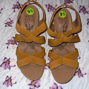 Really cute yellow shoes !